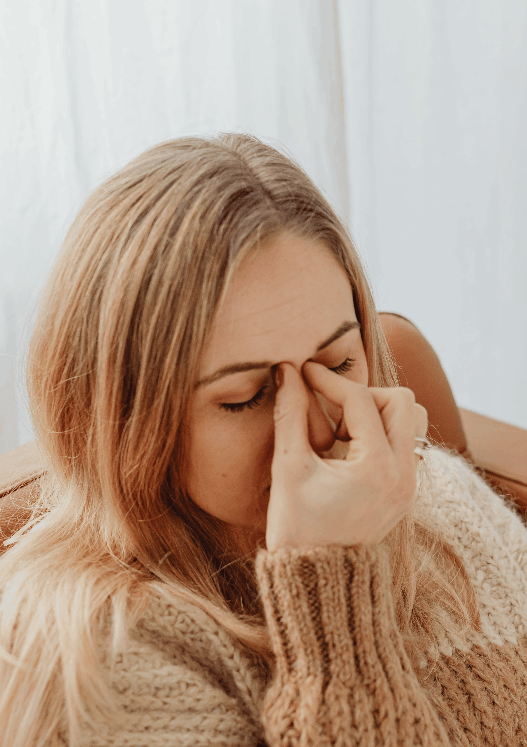 femme qui se tient le visage car elle n'en peut plus elle a envie de tout plaquer